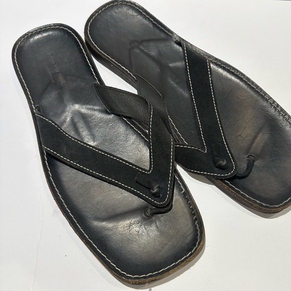 John Varvatos Men\'s Suede Leather Thong Slide Sandal in Black